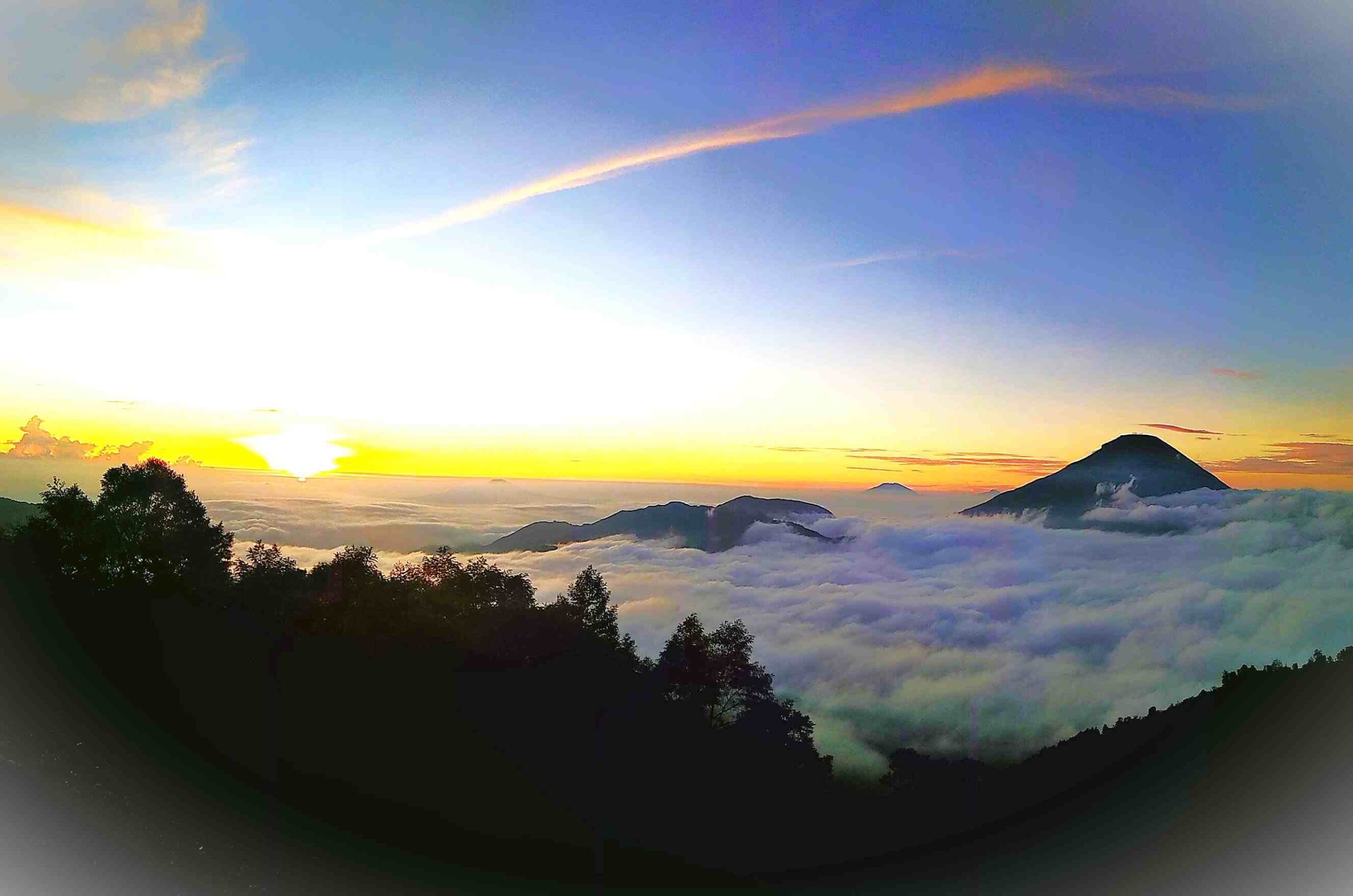 paket wisata dieng golden sunrise